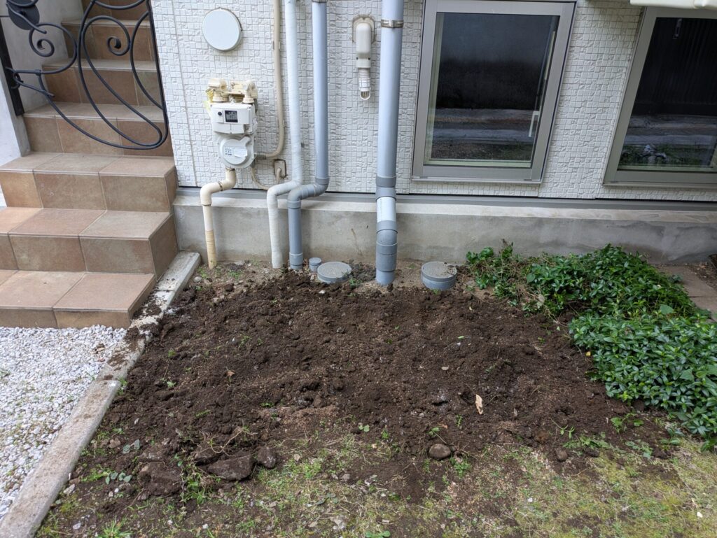 建物の東側のスペースを掘り返した